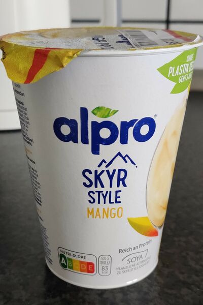 Ein weißer Joghurtbecher mit der Aufschrift "Alpro-Skyr-Style Mango"